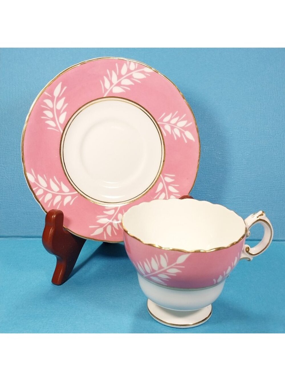 Cauldon Bone China Pink Teacup & Saucer w/ White Leaves, Gold Gilt, Scallop Edge